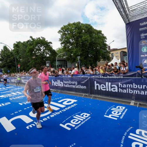 29.06.2025 - hella hamburg halbmarathon Zöllner http://msf.ph/oto/8409842 29.06.2025 10:44:26 Ziel 1057, 1220, 1902, 4310, 4691, 7191, 12327, 12528, 16547, 16803, 18806 meine-sportfotos.de