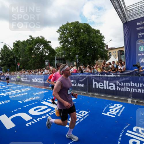 29.06.2025 - hella hamburg halbmarathon Zöllner http://msf.ph/oto/8409847 29.06.2025 10:44:26 Ziel 1057, 1220, 1902, 4310, 4691, 7191, 12327, 12528, 16547, 16803, 18806 meine-sportfotos.de