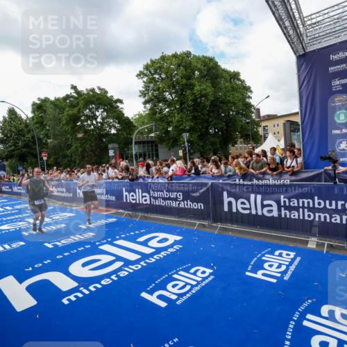 29.06.2025 - hella hamburg halbmarathon Zöllner http://msf.ph/oto/8409881 29.06.2025 10:44:28 Ziel 1057, 1902, 4310, 4691, 7191, 8928, 12327, 12554, 14667, 16803, 17729, 18806 meine-sportfotos.de