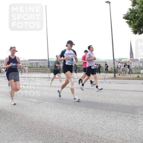 29.06.2025 - hella hamburg halbmarathon Lena Gebhardt http://msf.ph/oto/8409885 29.06.2025 10:50:56 Lombardsbrücke 3838, 12392, 513, 1129, 1203, 1208, 1404, 1478, 1930, 2200, 2358, 2859, 3184, 3229, 3647, 3838, 3934, 4156, 4642, 4695, 4713, 4771, 4848, 4920, 4961, 5131, 5286, 5289, 5530, 6178, 7012, 7133, 7141, 7161, 7505, 7770, 7771, 7825, 7938, 8200, 8299, 8410, 8779, 8833, 8834, 8986, 9096, 9166, 9167, 9168, 9933, 10029, 10437, 10552, 10614, 10636, 10744, 11052, 11252, 11577, 12392, 12393, 14534, 15017, 15416 meine-sportfotos.de