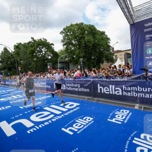 29.06.2025 - hella hamburg halbmarathon Zöllner http://msf.ph/oto/8409897 29.06.2025 10:44:29 Ziel 1057, 1902, 4310, 4691, 7191, 8928, 12327, 12554, 14464, 14667, 16803, 17729, 18806 meine-sportfotos.de
