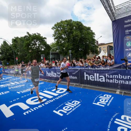 29.06.2025 - hella hamburg halbmarathon Zöllner http://msf.ph/oto/8409913 29.06.2025 10:44:29 Ziel 1057, 1902, 4310, 4691, 7191, 8928, 12327, 12554, 14464, 14667, 16803, 17729, 18806 meine-sportfotos.de