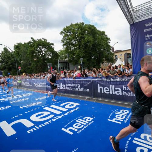 29.06.2025 - hella hamburg halbmarathon Zöllner http://msf.ph/oto/8409937 29.06.2025 10:44:30 Ziel 1057, 1902, 4310, 4691, 7191, 7322, 8928, 12327, 12554, 14464, 14667, 16803, 17729, 18765, 18806 meine-sportfotos.de