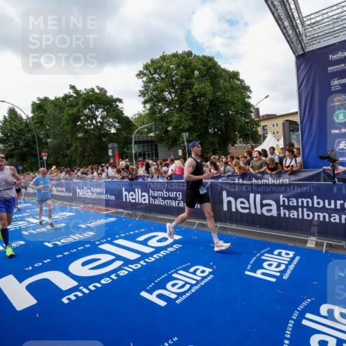 29.06.2025 - hella hamburg halbmarathon Zöllner http://msf.ph/oto/8409957 29.06.2025 10:44:31 Ziel 1057, 4310, 4691, 7322, 8928, 12327, 12554, 14464, 14667, 16803, 17097, 17729, 18765, 18806 meine-sportfotos.de