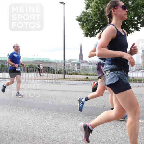 29.06.2025 - hella hamburg halbmarathon Lena Gebhardt http://msf.ph/oto/8409960 29.06.2025 10:25:04 Lombardsbrücke 462, 1352, 1627, 1740, 2000, 2108, 2249, 2944, 3099, 3113, 3132, 3920, 3961, 3963, 4008, 4010, 4221, 4444, 5126, 5564, 5814, 6261, 6570, 7778, 8083, 8962, 9573, 9927, 10907, 11400, 11651, 11816, 11817, 11921, 12070, 12303, 13510, 14086, 14649, 14898, 15016, 15124, 15153, 15679, 15942, 15975, 16421, 16422, 17185, 17535, 17954, 18194, 18198 meine-sportfotos.de