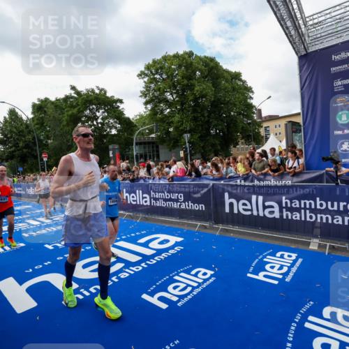29.06.2025 - hella hamburg halbmarathon Zöllner http://msf.ph/oto/8409987 29.06.2025 10:44:32 Ziel 1057, 3305, 4310, 4691, 7322, 8928, 12327, 12554, 14464, 14667, 15862, 16803, 17097, 17729, 18765, 18806 meine-sportfotos.de