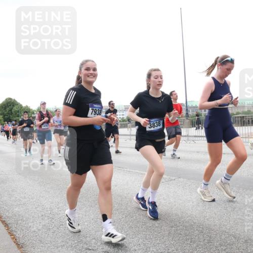 29.06.2025 - hella hamburg halbmarathon Lena Gebhardt http://msf.ph/oto/8410003 29.06.2025 10:50:57 Lombardsbrücke 1476, 1930, 1129, 14762, 22001, 7938, 3838, 1129, 1203, 1208, 1404, 1478, 1930, 2200, 2358, 2859, 3184, 3229, 3647, 3838, 3934, 4156, 4642, 4695, 4713, 4771, 4848, 4920, 4961, 5131, 5286, 5289, 5530, 6178, 7012, 7133, 7141, 7161, 7505, 7770, 7771, 7825, 7938, 8200, 8410, 8779, 8833, 8834, 8986, 9096, 9166, 9167, 9168, 9933, 10029, 10437, 10552, 10614, 10636, 10744, 11052, 11252, 11577, 12392, 12393, 14534, 15017, 15416 meine-sportfotos.de