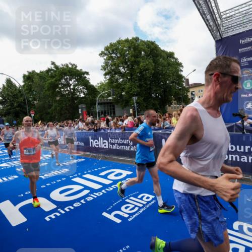 29.06.2025 - hella hamburg halbmarathon Zöllner http://msf.ph/oto/8410007 29.06.2025 10:44:32 Ziel 1057, 3305, 4310, 4691, 7322, 8928, 12327, 12554, 14464, 14667, 15862, 16803, 17097, 17729, 18765, 18806 meine-sportfotos.de