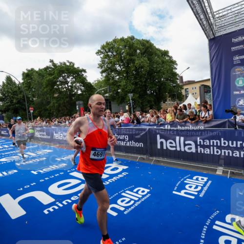 29.06.2025 - hella hamburg halbmarathon Zöllner http://msf.ph/oto/8410020 29.06.2025 10:44:33 Ziel 1057, 1468, 3305, 4310, 4691, 7322, 7710, 8928, 12327, 12554, 14464, 14667, 15862, 17097, 17729, 18765, 18806 meine-sportfotos.de