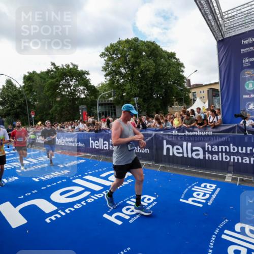 29.06.2025 - hella hamburg halbmarathon Zöllner http://msf.ph/oto/8410060 29.06.2025 10:44:34 Ziel 1057, 1468, 2365, 2402, 3305, 4310, 4691, 5476, 6495, 7322, 7710, 8928, 12327, 12554, 14464, 14667, 15862, 17097, 17729, 18539, 18765 meine-sportfotos.de