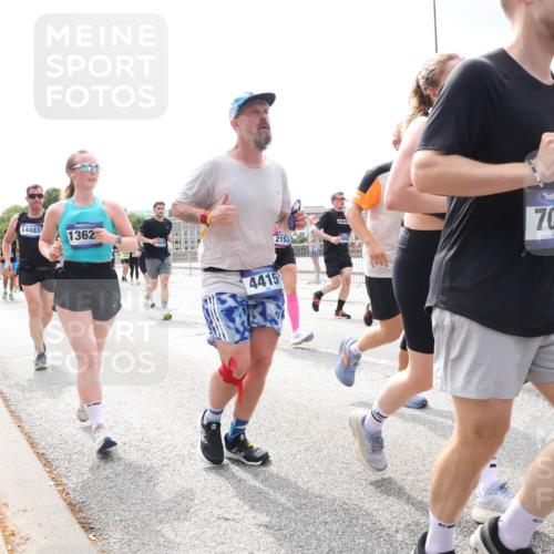 29.06.2025 - hella hamburg halbmarathon Lena Gebhardt http://msf.ph/oto/8410061 29.06.2025 10:41:42 Lombardsbrücke 14483, 1362, 4415, 2153, 702, 1314, 1509, 1536, 1542, 1623, 1648, 1712, 2153, 2229, 2258, 3344, 3459, 3460, 3532, 3533, 3623, 4415, 4541, 4610, 4787, 5432, 5688, 5689, 5928, 5942, 6137, 6250, 6320, 6430, 6436, 6450, 6618, 6793, 6846, 6894, 7022, 7023, 7477, 7821, 7955, 7968, 8004, 8162, 8163, 8293, 8300, 8301, 8443, 8586, 8848, 8897, 8908, 8992, 9467, 9588, 10181, 10348, 10483, 10623, 11011, 11166 meine-sportfotos.de