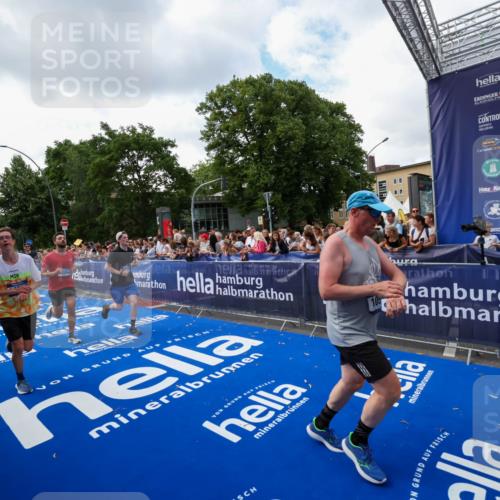 29.06.2025 - hella hamburg halbmarathon Zöllner http://msf.ph/oto/8410068 29.06.2025 10:44:35 Ziel 1057, 1468, 2365, 2402, 3305, 5476, 6495, 7322, 7710, 8928, 12554, 12711, 14351, 14464, 14667, 14798, 15862, 17097, 17729, 18539, 18765 meine-sportfotos.de