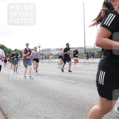 29.06.2025 - hella hamburg halbmarathon Lena Gebhardt http://msf.ph/oto/8410075 29.06.2025 10:50:57 Lombardsbrücke 14762, 14767, 1930, 1120, 32, 383, 1129, 1203, 1208, 1404, 1478, 1930, 2200, 2358, 2859, 3184, 3229, 3647, 3838, 3934, 4156, 4642, 4695, 4713, 4771, 4848, 4920, 4961, 5131, 5286, 5289, 5530, 6178, 7012, 7133, 7141, 7161, 7505, 7770, 7771, 7825, 7938, 8200, 8410, 8779, 8833, 8834, 8986, 9096, 9166, 9167, 9168, 9933, 10029, 10437, 10552, 10614, 10636, 10744, 11052, 11252, 11577, 12392, 12393, 14534, 15017, 15416 meine-sportfotos.de