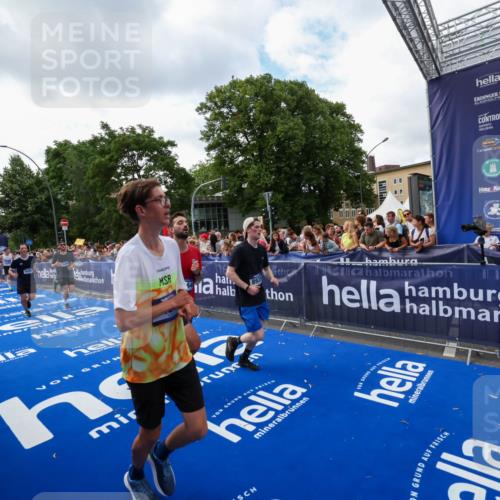 29.06.2025 - hella hamburg halbmarathon Zöllner http://msf.ph/oto/8410088 29.06.2025 10:44:36 Ziel 1468, 2365, 2402, 3305, 5476, 6495, 7322, 7710, 8928, 12554, 12711, 14351, 14464, 14667, 14798, 14816, 15862, 16224, 17097, 17729, 18539, 18560, 18765 meine-sportfotos.de