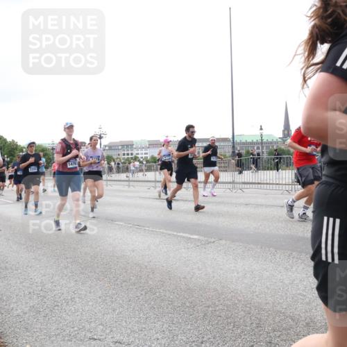 29.06.2025 - hella hamburg halbmarathon Lena Gebhardt http://msf.ph/oto/8410109 29.06.2025 10:50:57 Lombardsbrücke 1476, 4770, 1476, 1930, 2200, 32, 1129, 1203, 1208, 1404, 1478, 1930, 2200, 2358, 2859, 3184, 3229, 3647, 3838, 3934, 4156, 4642, 4695, 4713, 4771, 4848, 4920, 4961, 5131, 5286, 5289, 5530, 6178, 7012, 7133, 7141, 7161, 7505, 7770, 7771, 7825, 7938, 8200, 8410, 8779, 8833, 8834, 8986, 9096, 9166, 9167, 9168, 9933, 10029, 10437, 10552, 10614, 10636, 10744, 11052, 11252, 11577, 12392, 12393, 14534, 15017, 15416 meine-sportfotos.de