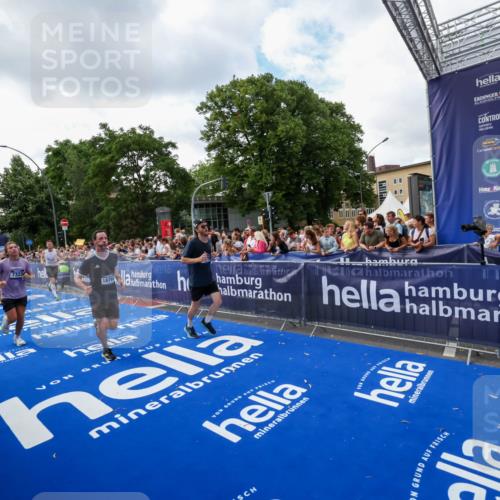 29.06.2025 - hella hamburg halbmarathon Zöllner http://msf.ph/oto/8410110 29.06.2025 10:44:37 Ziel 1468, 1782, 2365, 2402, 3305, 4991, 5476, 6490, 6495, 7322, 7710, 8928, 12554, 12711, 14351, 14464, 14798, 14816, 15862, 16224, 17097, 18107, 18464, 18539, 18560, 18765, 19206 meine-sportfotos.de