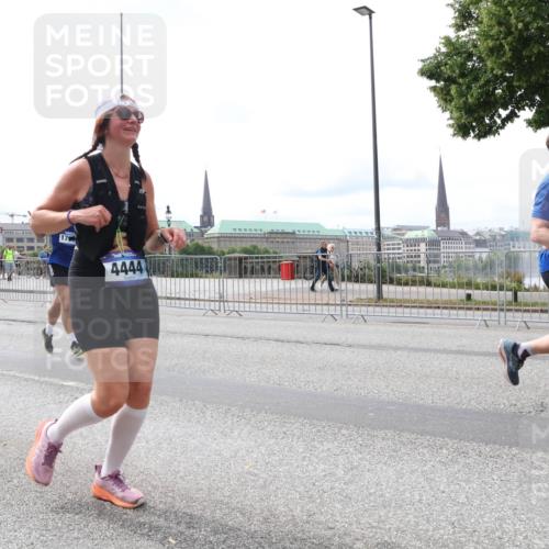 29.06.2025 - hella hamburg halbmarathon Lena Gebhardt http://msf.ph/oto/8410113 29.06.2025 10:25:05 Lombardsbrücke 17, 4444, 462, 1352, 1627, 1740, 2000, 2108, 2249, 2944, 3099, 3113, 3920, 3961, 3963, 4008, 4010, 4221, 4444, 5126, 5564, 5814, 6261, 7778, 8083, 8962, 9573, 9927, 10907, 11400, 11651, 11816, 11817, 11921, 13510, 14086, 14649, 14898, 15016, 15119, 15124, 15153, 15679, 15942, 15975, 16421, 16422, 17185, 17535, 17954, 18194, 18198 meine-sportfotos.de