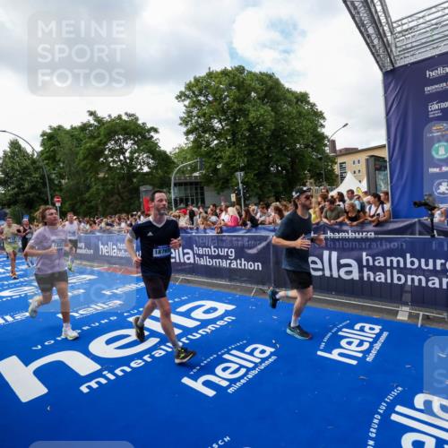 29.06.2025 - hella hamburg halbmarathon Zöllner http://msf.ph/oto/8410129 29.06.2025 10:44:38 Ziel 1468, 1782, 2365, 2402, 3305, 4991, 5476, 6490, 6495, 7322, 7710, 10669, 12711, 14351, 14464, 14798, 14816, 15862, 16224, 17097, 18107, 18464, 18539, 18560, 18765, 18868, 19206 meine-sportfotos.de