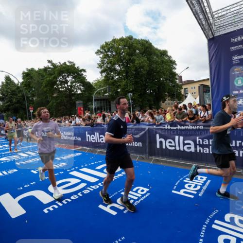 29.06.2025 - hella hamburg halbmarathon Zöllner http://msf.ph/oto/8410136 29.06.2025 10:44:38 Ziel 1468, 1782, 2365, 2402, 3305, 4991, 5476, 6490, 6495, 7322, 7710, 10669, 12711, 14351, 14464, 14798, 14816, 15862, 16224, 17097, 18107, 18464, 18539, 18560, 18765, 18868, 19206 meine-sportfotos.de