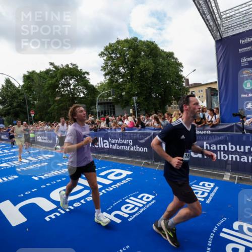 29.06.2025 - hella hamburg halbmarathon Zöllner http://msf.ph/oto/8410144 29.06.2025 10:44:38 Ziel 1468, 1782, 2365, 2402, 3305, 4991, 5476, 6490, 6495, 7322, 7710, 10669, 12711, 14351, 14464, 14798, 14816, 15862, 16224, 17097, 18107, 18464, 18539, 18560, 18765, 18868, 19206 meine-sportfotos.de