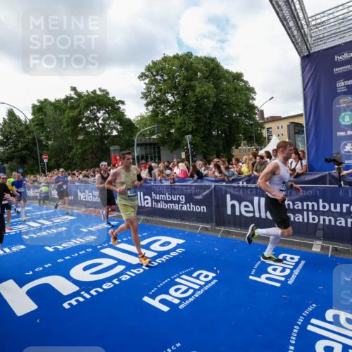 29.06.2025 - hella hamburg halbmarathon Zöllner http://msf.ph/oto/8410180 29.06.2025 10:44:40 Ziel 1468, 1782, 2365, 2402, 3305, 4991, 5476, 6490, 6495, 7710, 10669, 12711, 14351, 14798, 14816, 15862, 16224, 17097, 18107, 18437, 18464, 18539, 18560, 18868, 19206 meine-sportfotos.de