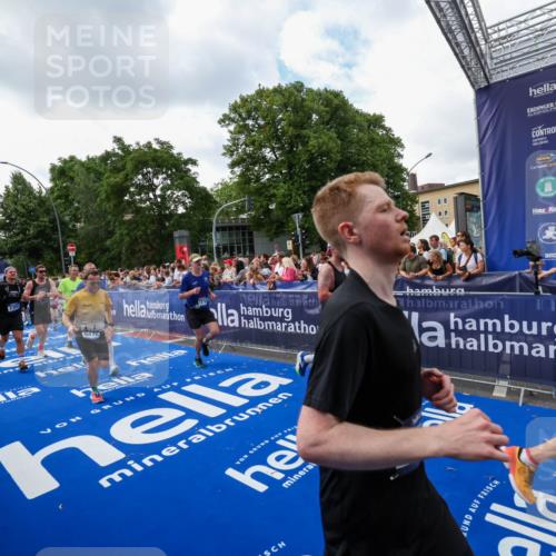 29.06.2025 - hella hamburg halbmarathon Zöllner http://msf.ph/oto/8410198 29.06.2025 10:44:41 Ziel 1468, 1782, 2365, 2402, 3305, 4991, 5476, 6490, 6495, 7710, 10669, 12711, 14351, 14798, 14816, 15862, 16224, 18107, 18437, 18464, 18539, 18560, 18868, 19206 meine-sportfotos.de
