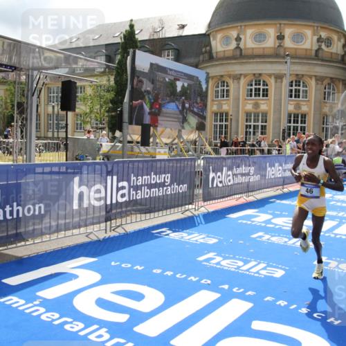 29.06.2025 - hella hamburg halbmarathon Michael Strokosch http://msf.ph/oto/8410209 29.06.2025 10:11:12 Ziel 46 meine-sportfotos.de