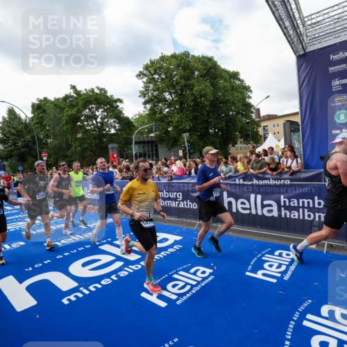 29.06.2025 - hella hamburg halbmarathon Zöllner http://msf.ph/oto/8410211 29.06.2025 10:44:42 Ziel 1468, 1782, 2365, 2402, 4991, 5476, 6490, 6495, 7710, 10669, 12711, 14351, 14798, 14816, 15185, 15233, 16224, 18107, 18437, 18464, 18539, 18560, 18868, 19206 meine-sportfotos.de