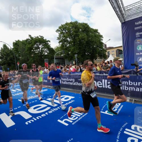 29.06.2025 - hella hamburg halbmarathon Zöllner http://msf.ph/oto/8410220 29.06.2025 10:44:42 Ziel 1468, 1782, 2365, 2402, 4991, 5476, 6490, 6495, 7710, 10669, 12711, 14351, 14798, 14816, 15185, 15233, 16224, 18107, 18437, 18464, 18539, 18560, 18868, 19206 meine-sportfotos.de