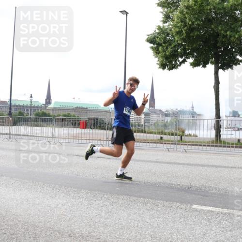 29.06.2025 - hella hamburg halbmarathon Lena Gebhardt http://msf.ph/oto/8410225 29.06.2025 10:25:06 Lombardsbrücke 17954, 1352, 1627, 1740, 2000, 2108, 2249, 2944, 3099, 3113, 3920, 3961, 3963, 4008, 4010, 4444, 5126, 5564, 5814, 6261, 6869, 7778, 8083, 8962, 9573, 9927, 10907, 11400, 11651, 11816, 11817, 11921, 13510, 14086, 14649, 14898, 15016, 15119, 15124, 15153, 15679, 15942, 15975, 16421, 16422, 17185, 17535, 17954, 18194, 18198 meine-sportfotos.de