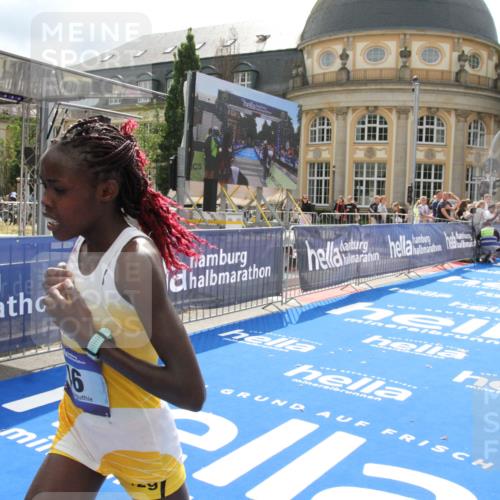 29.06.2025 - hella hamburg halbmarathon Michael Strokosch http://msf.ph/oto/8410228 29.06.2025 10:11:13 Ziel 46 meine-sportfotos.de