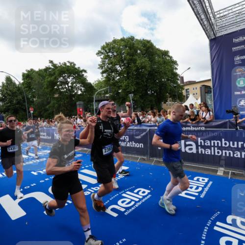 29.06.2025 - hella hamburg halbmarathon Zöllner http://msf.ph/oto/8410234 29.06.2025 10:44:42 Ziel 1468, 1782, 2365, 2402, 4991, 5476, 6490, 6495, 7710, 10669, 12711, 14351, 14798, 14816, 15185, 15233, 16224, 18107, 18437, 18464, 18539, 18560, 18868, 19206 meine-sportfotos.de