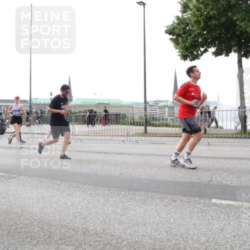 29.06.2025 - hella hamburg halbmarathon Lena Gebhardt http://msf.ph/oto/8410238 29.06.2025 10:50:58 Lombardsbrücke 14762, 1129, 1203, 1208, 1404, 1478, 1930, 2200, 2202, 2358, 2859, 3184, 3229, 3647, 3838, 3934, 4156, 4642, 4652, 4695, 4713, 4771, 4848, 4920, 5131, 5286, 5289, 5530, 6178, 7012, 7133, 7141, 7161, 7505, 7770, 7771, 7825, 7938, 8200, 8410, 8779, 8833, 8834, 8986, 9096, 9166, 9167, 9168, 9933, 10029, 10437, 10552, 10614, 10636, 11052, 11252, 11577, 12392, 12393, 14534, 15017, 15416 meine-sportfotos.de