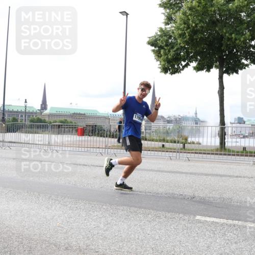 29.06.2025 - hella hamburg halbmarathon Lena Gebhardt http://msf.ph/oto/8410252 29.06.2025 10:25:06 Lombardsbrücke 17954, 1352, 1627, 1740, 2000, 2108, 2249, 2944, 3099, 3113, 3920, 3961, 3963, 4008, 4010, 4444, 5126, 5564, 5814, 6261, 6869, 7778, 8083, 8962, 9573, 9927, 10907, 11400, 11651, 11816, 11817, 11921, 13510, 14086, 14649, 14898, 15016, 15119, 15124, 15153, 15679, 15942, 15975, 16421, 16422, 17185, 17535, 17954, 18194, 18198 meine-sportfotos.de