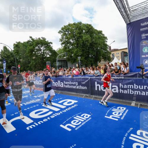 29.06.2025 - hella hamburg halbmarathon Zöllner http://msf.ph/oto/8410261 29.06.2025 10:44:44 Ziel 1782, 4270, 4991, 6490, 10669, 12711, 14351, 14798, 14816, 15185, 15233, 16224, 17251, 18107, 18437, 18464, 18560, 18868, 19206 meine-sportfotos.de