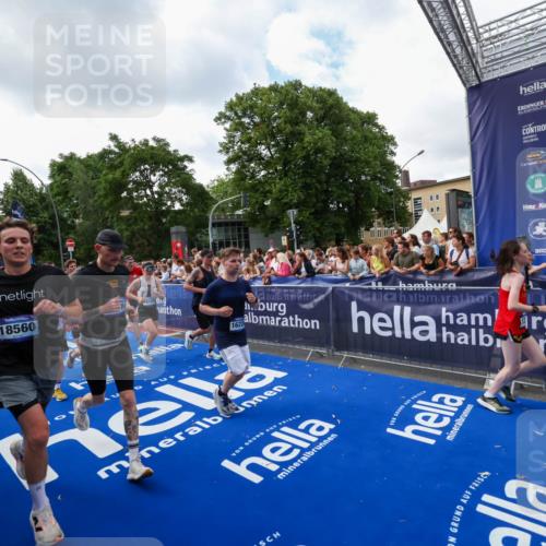 29.06.2025 - hella hamburg halbmarathon Zöllner http://msf.ph/oto/8410270 29.06.2025 10:44:44 Ziel 1782, 4270, 4991, 6490, 10669, 12711, 14351, 14798, 14816, 15185, 15233, 16224, 17251, 18107, 18437, 18464, 18560, 18868, 19206 meine-sportfotos.de