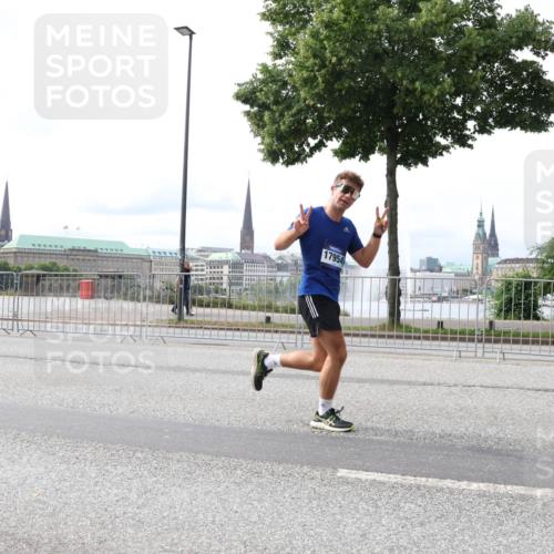 29.06.2025 - hella hamburg halbmarathon Lena Gebhardt http://msf.ph/oto/8410273 29.06.2025 10:25:06 Lombardsbrücke 17954, 1352, 1627, 1740, 2000, 2108, 2249, 2944, 3099, 3113, 3920, 3961, 3963, 4008, 4010, 4444, 5126, 5564, 5814, 6261, 6869, 7778, 8083, 8962, 9573, 9927, 10907, 11400, 11651, 11816, 11817, 11921, 13510, 14086, 14649, 14898, 15016, 15119, 15124, 15153, 15679, 15942, 15975, 16421, 16422, 17185, 17535, 17954, 18194, 18198 meine-sportfotos.de
