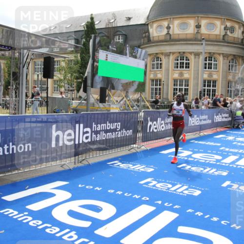 29.06.2025 - hella hamburg halbmarathon Michael Strokosch http://msf.ph/oto/8410275 29.06.2025 10:12:00 Ziel 36 meine-sportfotos.de