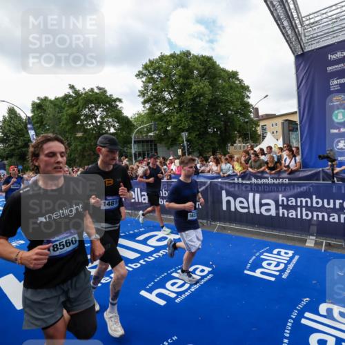 29.06.2025 - hella hamburg halbmarathon Zöllner http://msf.ph/oto/8410276 29.06.2025 10:44:44 Ziel 1782, 4270, 4991, 6490, 10669, 12711, 14351, 14798, 14816, 15185, 15233, 16224, 17251, 18107, 18437, 18464, 18560, 18868, 19206 meine-sportfotos.de