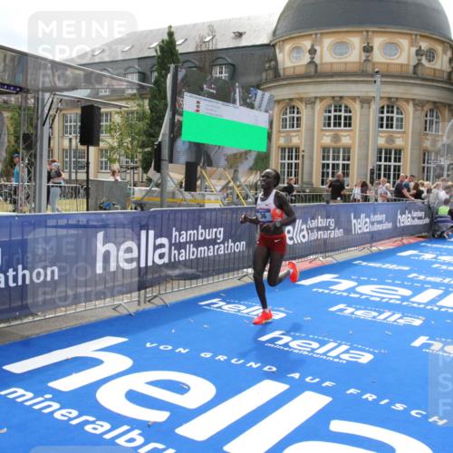 29.06.2025 - hella hamburg halbmarathon Michael Strokosch http://msf.ph/oto/8410283 29.06.2025 10:12:00 Ziel 36 meine-sportfotos.de