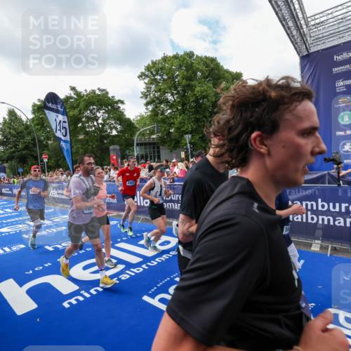 29.06.2025 - hella hamburg halbmarathon Zöllner http://msf.ph/oto/8410284 29.06.2025 10:44:45 Ziel 1782, 2970, 4270, 4991, 6490, 10669, 14816, 15185, 15233, 16224, 17251, 18107, 18437, 18464, 18560, 18868, 19206 meine-sportfotos.de