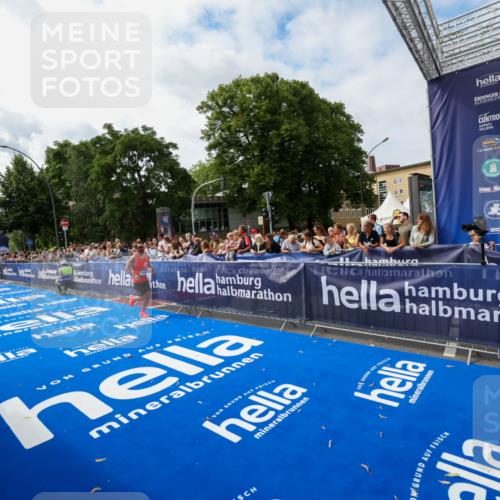 29.06.2025 - hella hamburg halbmarathon Zöllner http://msf.ph/oto/8410291 29.06.2025 10:20:24 Ziel 12373, 16245 meine-sportfotos.de