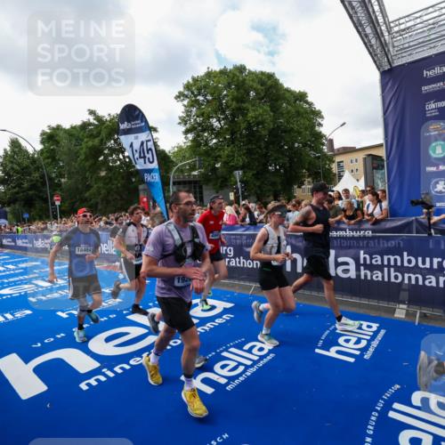 29.06.2025 - hella hamburg halbmarathon Zöllner http://msf.ph/oto/8410292 29.06.2025 10:44:45 Ziel 1782, 2970, 4270, 4991, 6490, 10669, 14816, 15185, 15233, 16224, 17251, 18107, 18437, 18464, 18560, 18868, 19206 meine-sportfotos.de