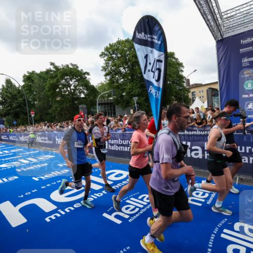 29.06.2025 - hella hamburg halbmarathon Zöllner http://msf.ph/oto/8410302 29.06.2025 10:44:45 Ziel 1782, 2970, 4270, 4991, 6490, 10669, 14816, 15185, 15233, 16224, 17251, 18107, 18437, 18464, 18560, 18868, 19206 meine-sportfotos.de