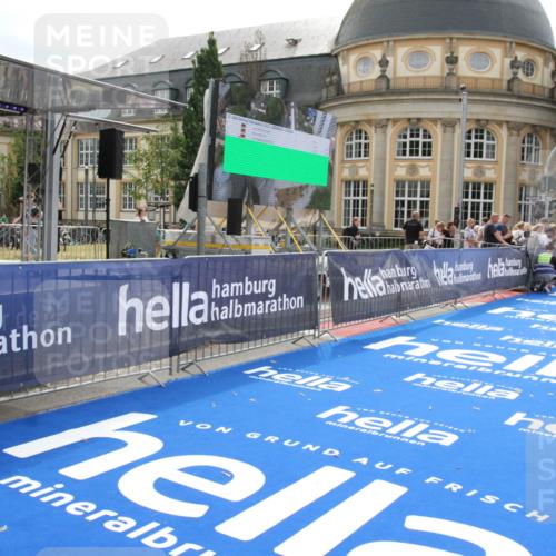 29.06.2025 - hella hamburg halbmarathon Michael Strokosch http://msf.ph/oto/8410308 29.06.2025 10:12:01 Ziel 36 meine-sportfotos.de