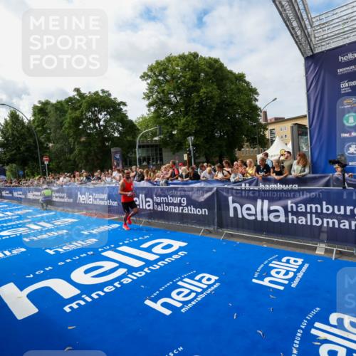 29.06.2025 - hella hamburg halbmarathon Zöllner http://msf.ph/oto/8410314 29.06.2025 10:20:24 Ziel 12373, 16245 meine-sportfotos.de