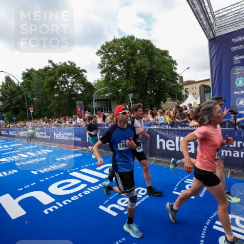 29.06.2025 - hella hamburg halbmarathon Zöllner http://msf.ph/oto/8410315 29.06.2025 10:44:45 Ziel 1782, 2970, 4270, 4991, 6490, 10669, 14816, 15185, 15233, 16224, 17251, 18107, 18437, 18464, 18560, 18868, 19206 meine-sportfotos.de