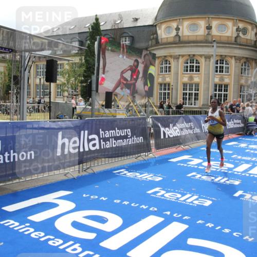 29.06.2025 - hella hamburg halbmarathon Michael Strokosch http://msf.ph/oto/8410318 29.06.2025 10:12:23 Ziel 39, 47 meine-sportfotos.de