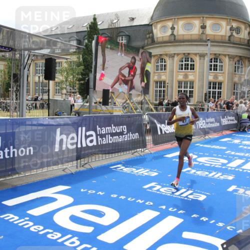 29.06.2025 - hella hamburg halbmarathon Michael Strokosch http://msf.ph/oto/8410325 29.06.2025 10:12:23 Ziel 39, 47 meine-sportfotos.de