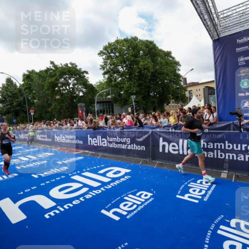 29.06.2025 - hella hamburg halbmarathon Zöllner http://msf.ph/oto/8410334 29.06.2025 10:44:47 Ziel 1941, 2970, 3004, 3785, 4270, 4915, 7325, 10669, 15185, 15233, 16834, 17251, 18437, 18868 meine-sportfotos.de